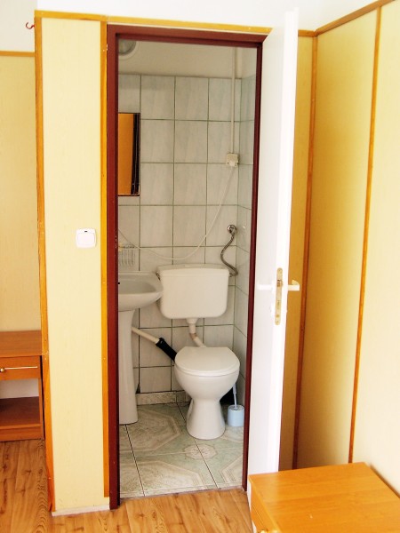 OK Anmar - przykadowy pokj - wze sanitarny (umywalka, WC)
