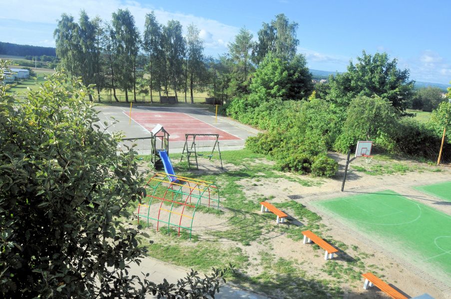 OW HUTNIK - widok na tereny rekreacyjne i boiska