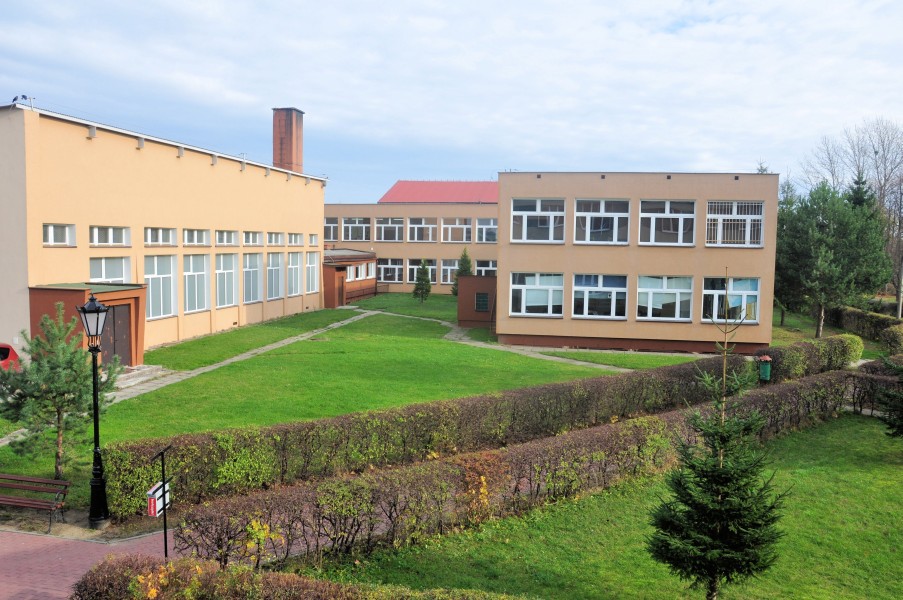 BK Marina - hotelik - widok na budynek szkolny