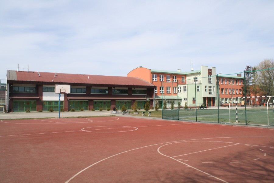 Baza Kolonijna BOSMAN II - widok bazy i boisko do koszykówki