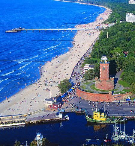 Koobrzeg - panorama: plaa, promenada nadmorska, latarnia morska