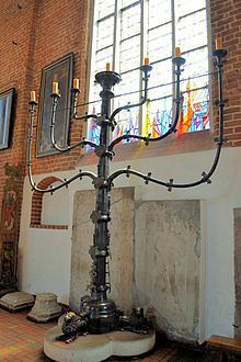 Koobrzeg - katedra - zabytkowy wiecznik