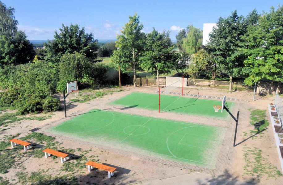 OW HUTNIK - boiska: do koszykwki i piki siatkowej - badmintona (sztuczna trawa)