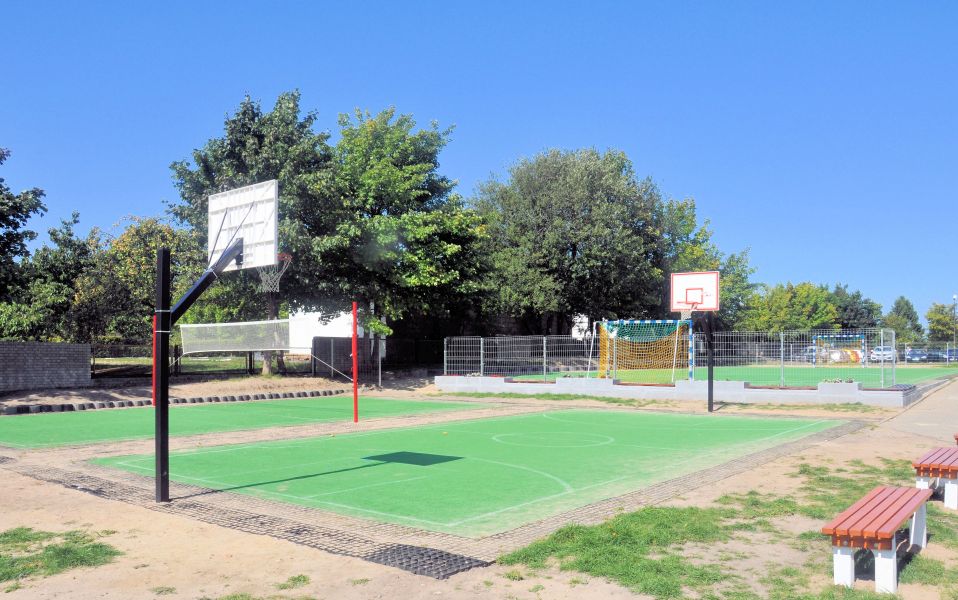 OW HUTNIK - widok na kompleks boisk: do koszykówki, piłki siatkowej i piłki nożnej (sztuczna trawa)